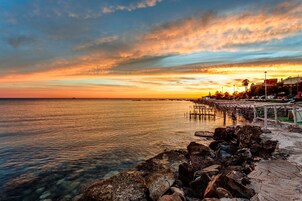 Praia particular, espreguiçadeiras, guarda-sóis 