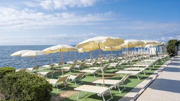 Spiaggia privata, lettini da mare, ombrelloni