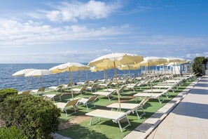 Plage privée, chaises longues, parasols