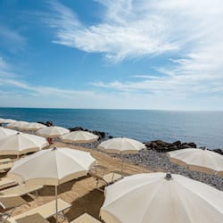 Plage privée, chaises longues, parasols