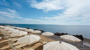 Spiaggia privata, lettini da mare, ombrelloni