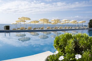 Piscina externa sazonal, funciona das 9h às 19h, guarda-sóis