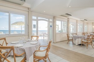 Café da manhã com buffet todos os dias (EUR 12 por pessoa) 