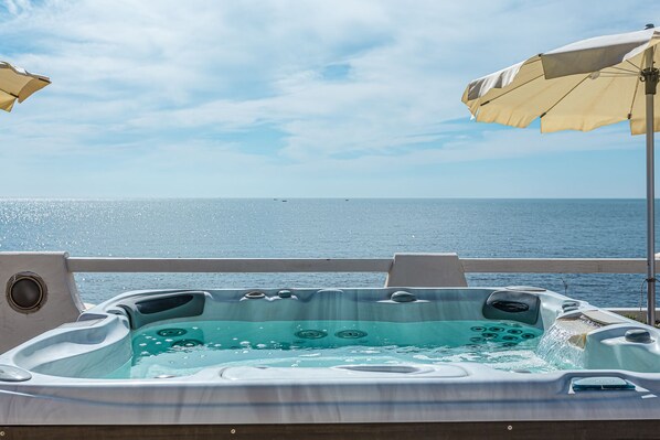 Outdoor spa tub