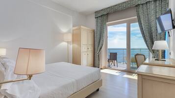 Hochwertige Bettwaren, Minibar, Schreibtisch