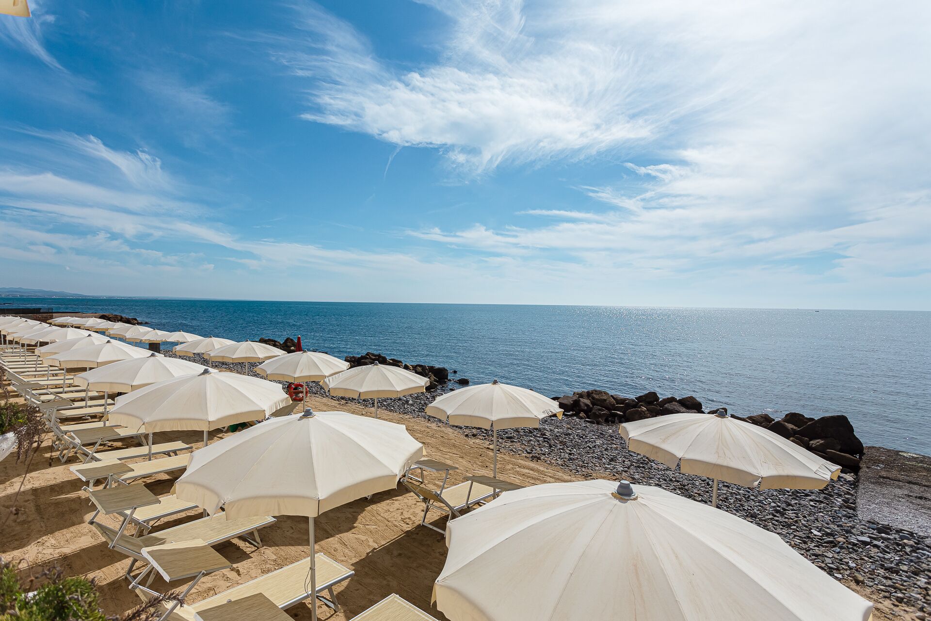 Lettini da mare, ombrelloni