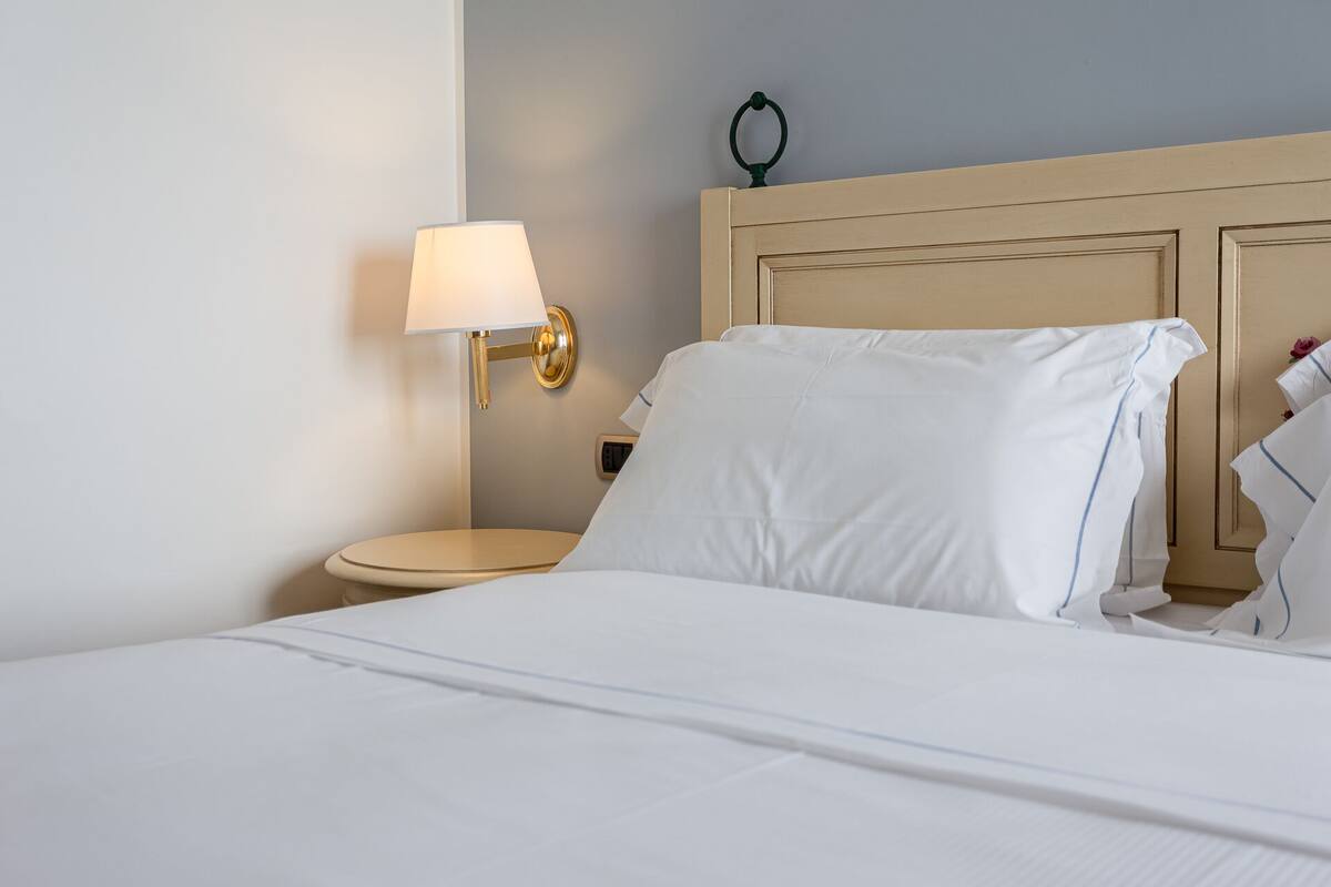 Ropa de cama de alta calidad, minibar, escritorio