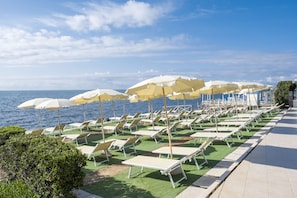 Sun-loungers, beach umbrellas - Hotel Cavalluccio Marino (Santa Marinella)
