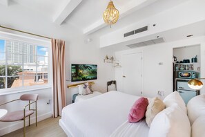 Egyptian cotton sheets, premium bedding, pillowtop beds, in-room safe - Ocean Spray (Miami Beach)