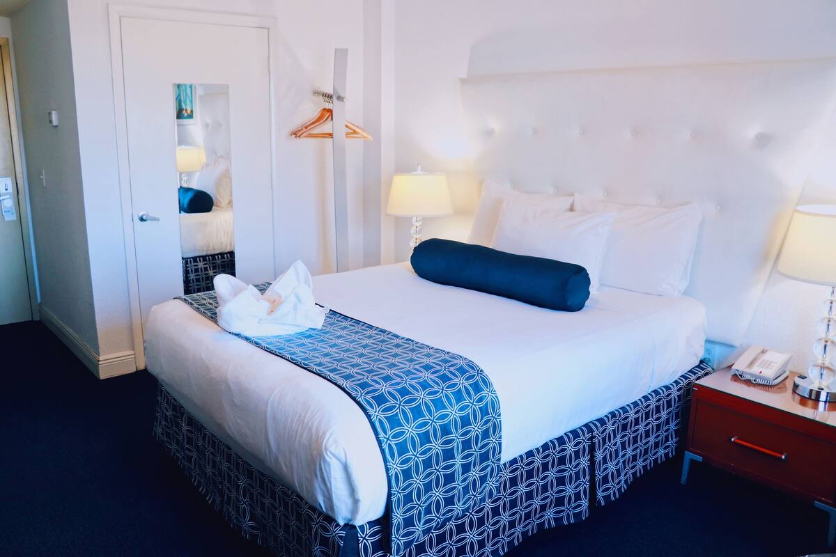 Deluxe Room, 1 Queen Bed | Egyptian cotton sheets, premium bedding, pillowtop beds, in-room safe