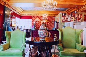 تقديم الإفطار والغداء والعشاء