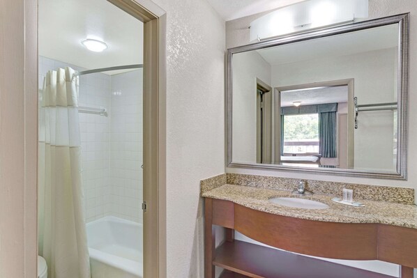 Combined shower/bathtub, free toiletries, hair dryer, towels
