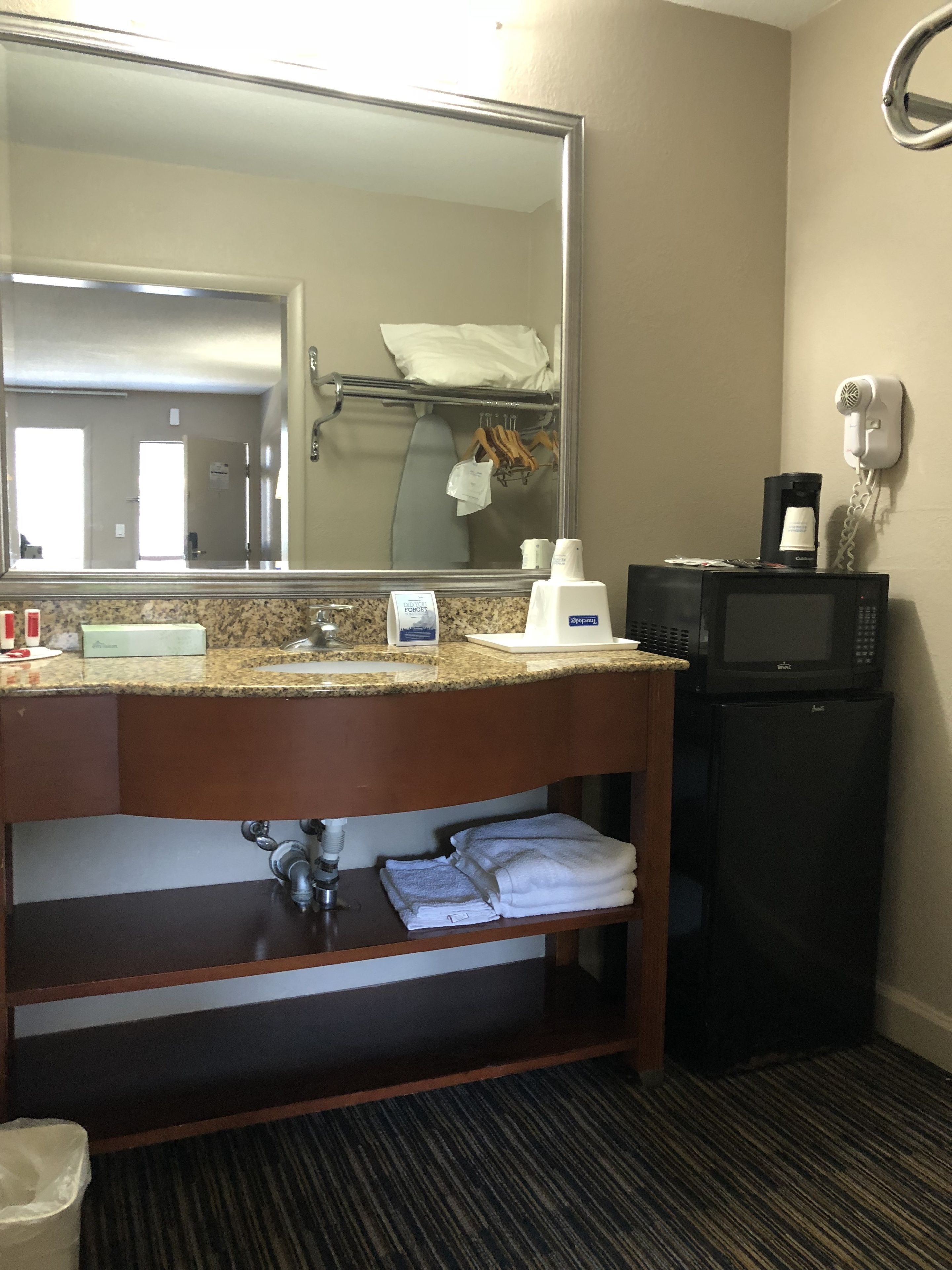 Combined shower/tub, free toiletries, hair dryer, towels