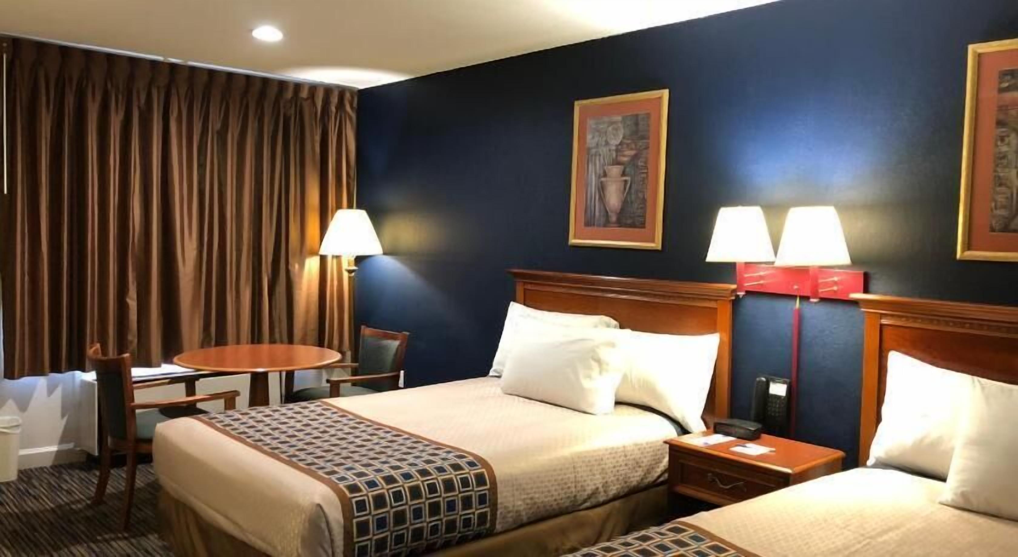 Schreibtisch, Bügeleisen/Bügelbrett, kostenlose Babybetten