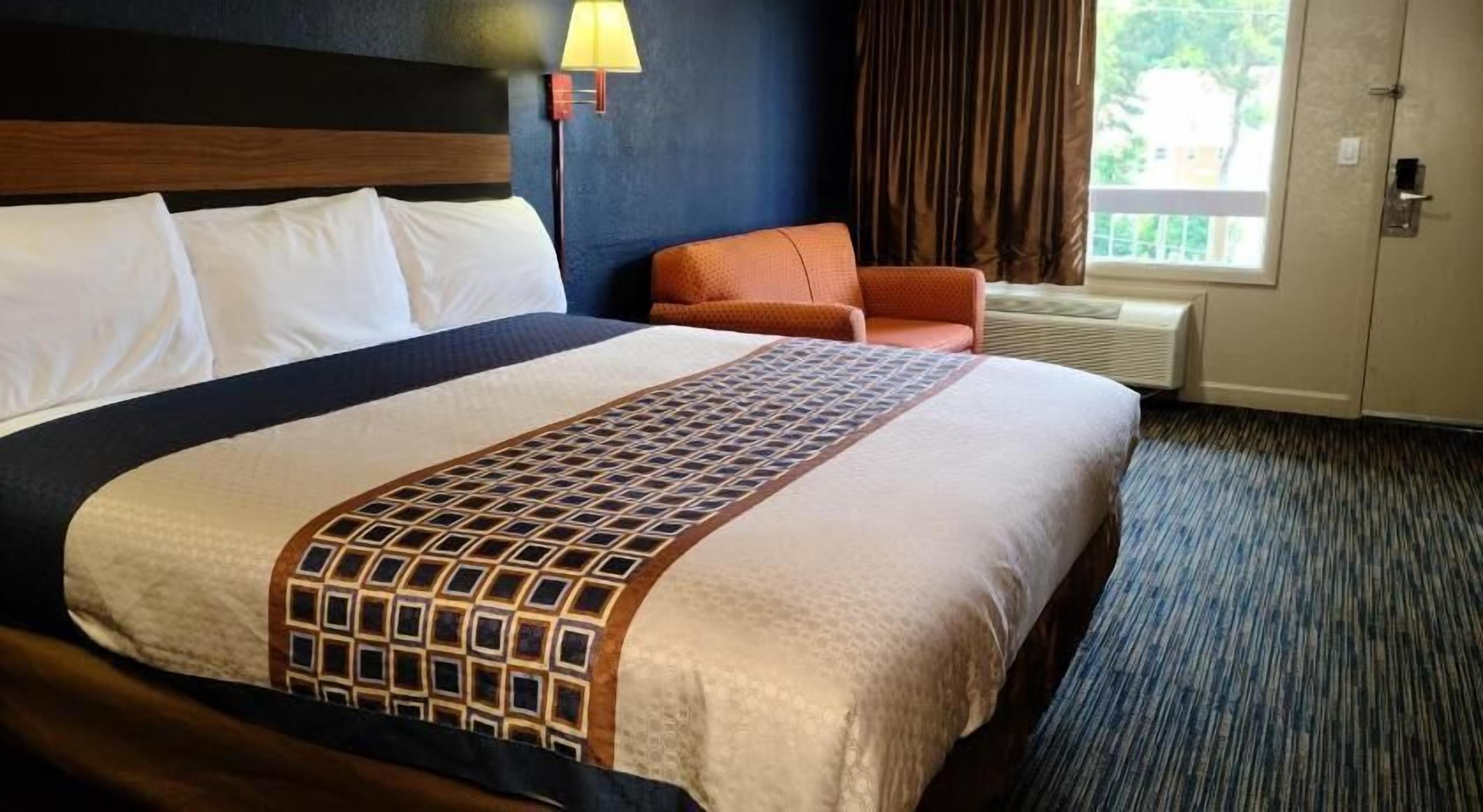 Schreibtisch, Bügeleisen/Bügelbrett, kostenlose Babybetten