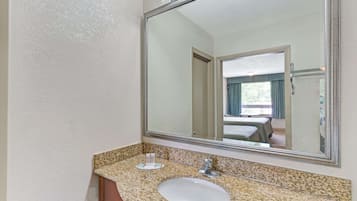 Combined shower/tub, free toiletries, hair dryer, towels