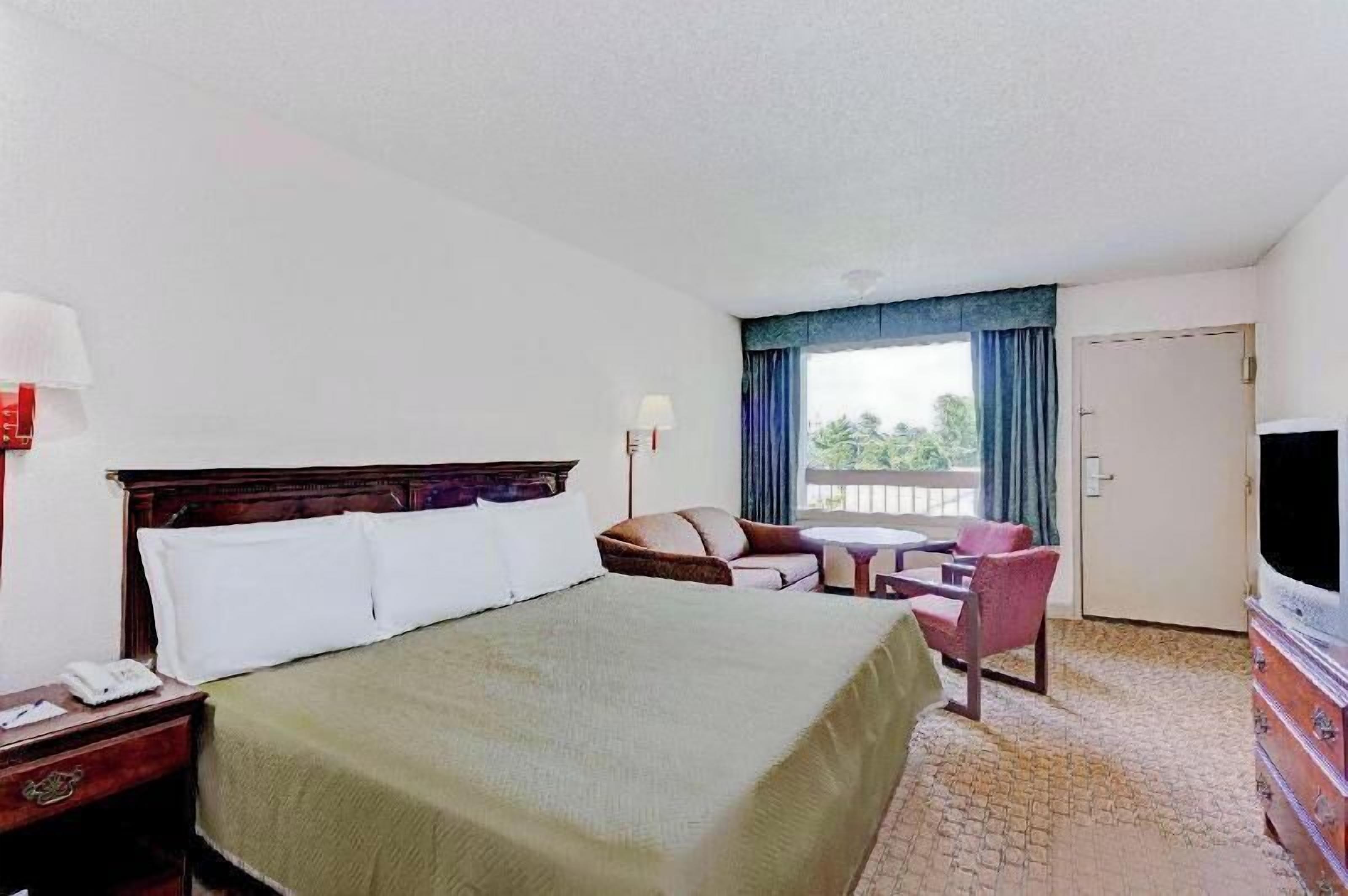 Schreibtisch, Bügeleisen/Bügelbrett, kostenlose Babybetten