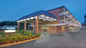 Un hôtel Travelodge King William doté d’une entrée couverte, d’un parking extérieur et d’un jardin aménagé.