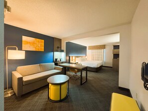 In-room safe, desk, iron/ironing board, cots/infant beds - Comfort Inn & Suites Sheboygan I-43 (Sheboygan)