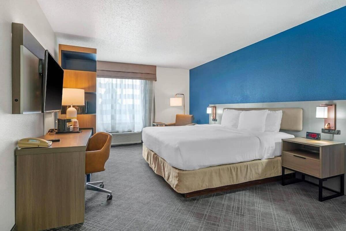 In-room safe, desk, iron/ironing board, cribs/infant beds