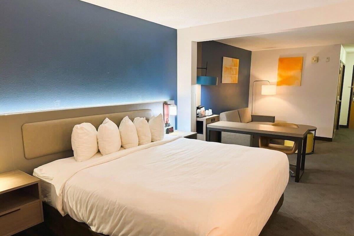 In-room safe, desk, iron/ironing board, cribs/infant beds