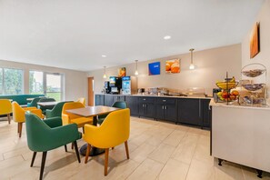 Free daily buffet breakfast  - Comfort Inn & Suites Sheboygan I-43 (Sheboygan)