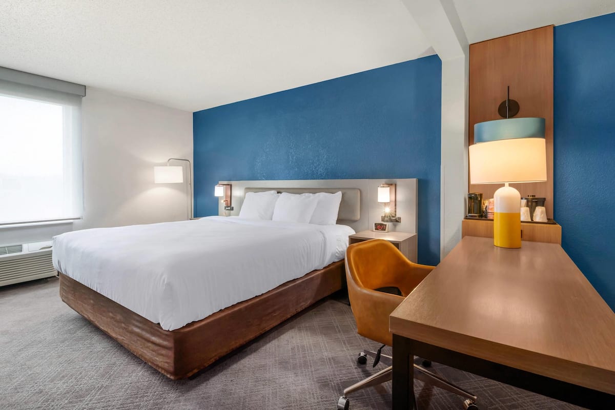 Suite, 1 Tempat Tidur King, Bebas Asap Rokok | Brankas, meja kerja, dan setrika/meja setrika