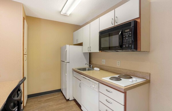Full-sized fridge, microwave, stovetop, dishwasher - Extended Stay America Select Suites Wilkes Barre Scranton (Wilkes-Barre)