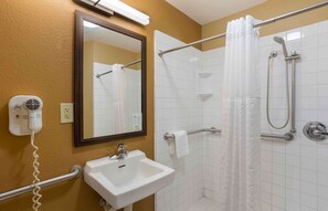 Combined shower/tub, free toiletries, towels