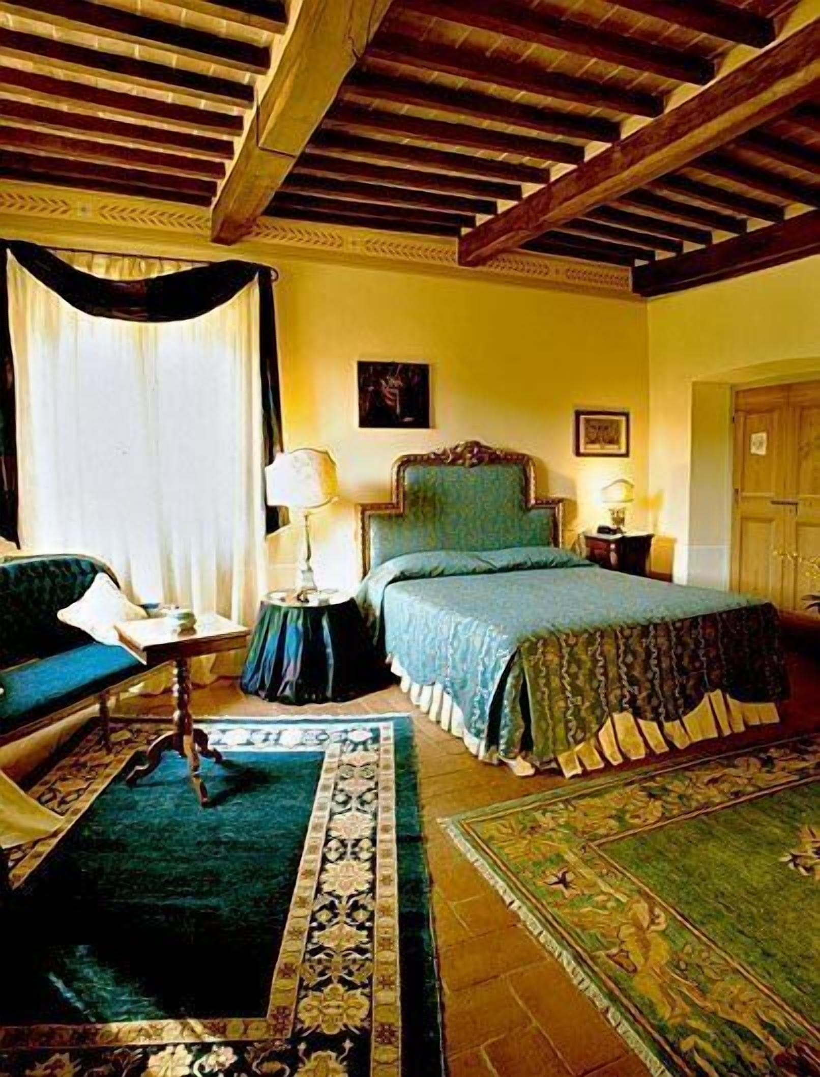 Junior Room | Minibar, in-room safe, individually decorated, individually furnished