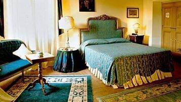 Junior Room | Minibar, in-room safe, individually decorated, individually furnished