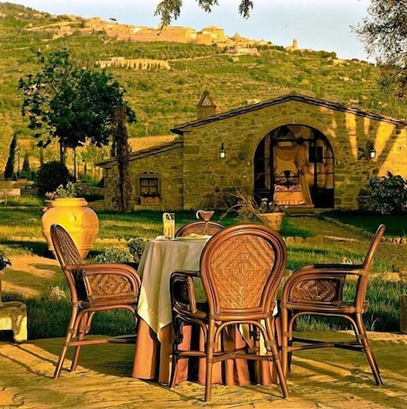 Outdoor dining. Relais Villa Baldelli
