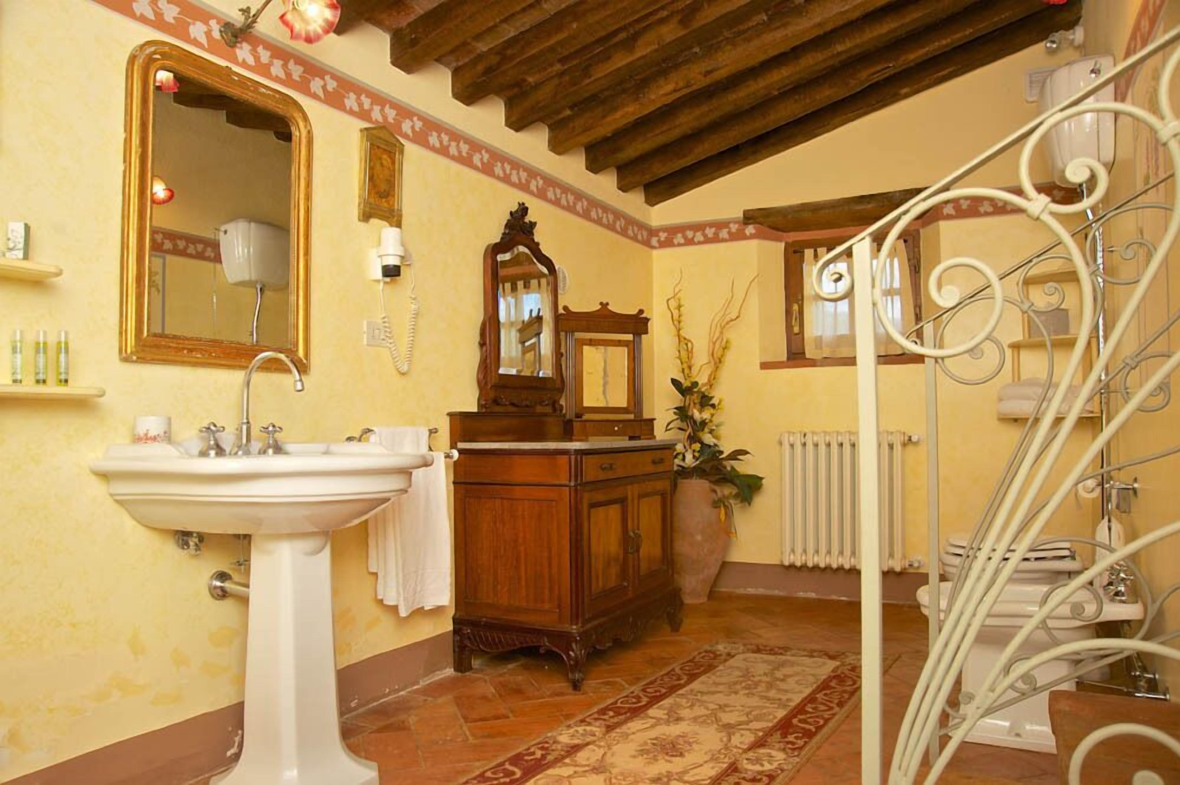 junior room | bathroom | combined shower/bathtub, free toiletries, hair dryer, slippers