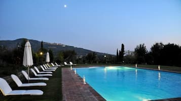 Piscina stagionale all'aperto, ombrelloni da piscina, lettini