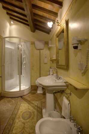 Quarto casal superior | Banheiro | Chuveiro/banheira combinados, produtos de toalete grátis