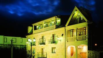 Fassade der Unterkunft – Abend/Nacht