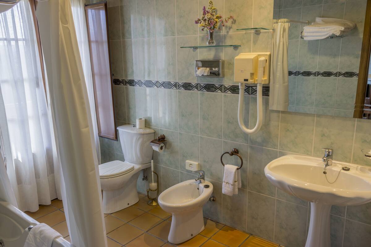 standard double room | bathroom | shower, free toiletries, hair dryer, slippers