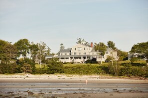 Privรฉstrand vlakbij, ligstoelen, strandlakens