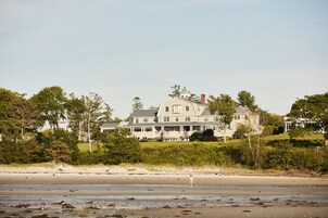 Playa privada cerca, tumbonas y toallas de playa