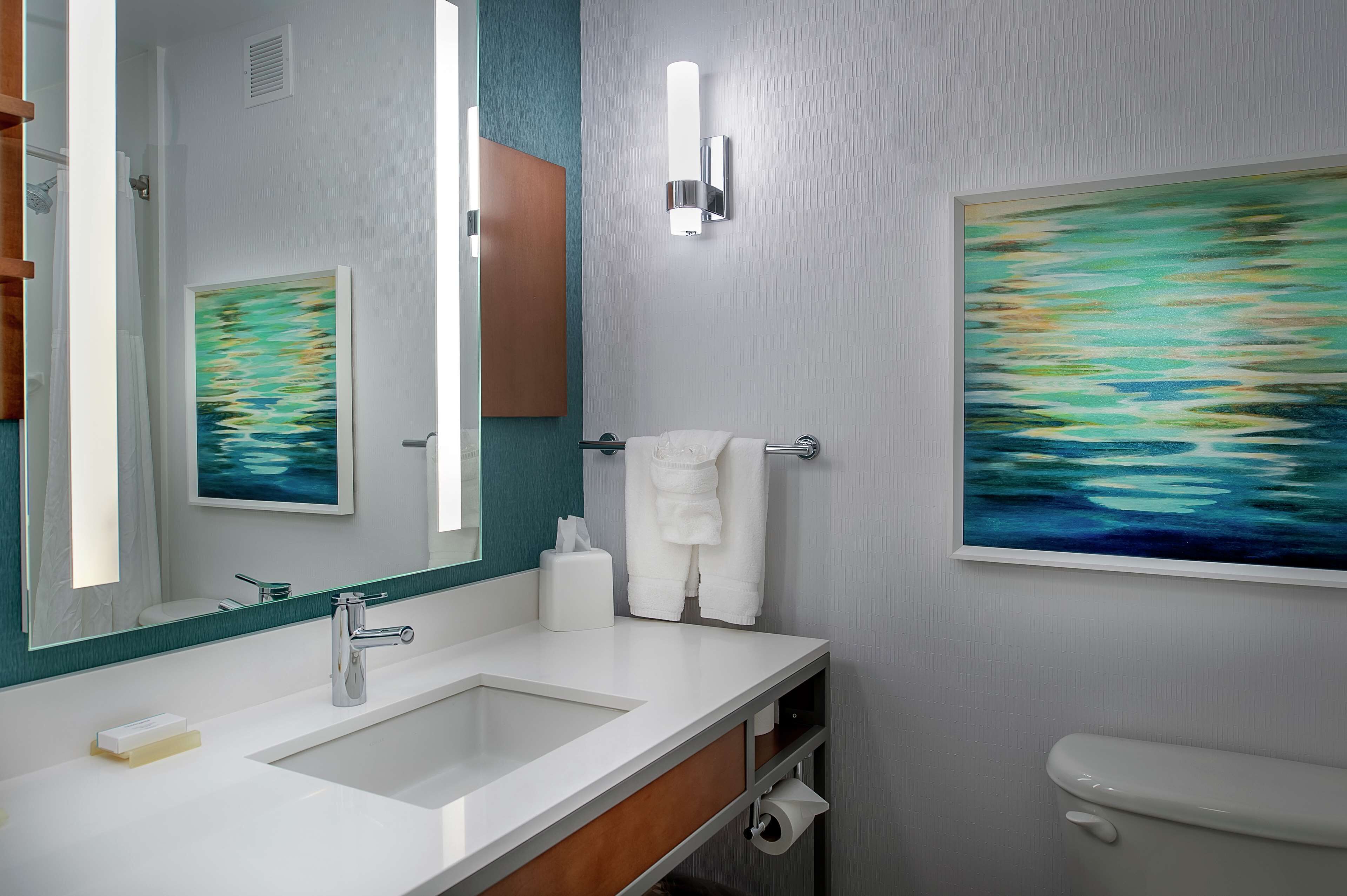 combined shower/bathtub, hair dryer, towels