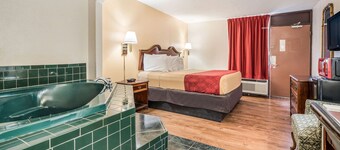 Econo Lodge  Inn & Suites Macon West