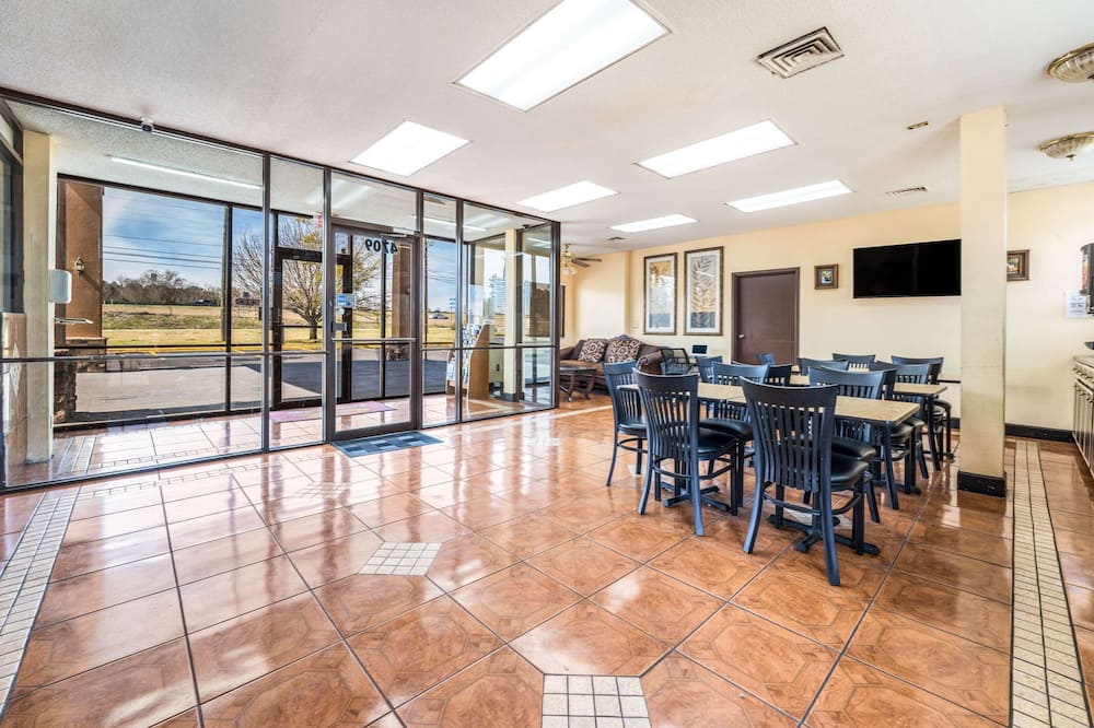 Econo Lodge Inn & Suites Macon West