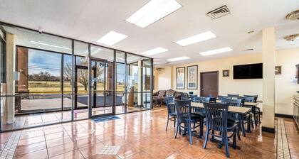 Econo Lodge Inn & Suites Macon West