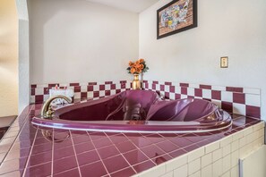 Bureau, rideaux occultants, fer et planche à repasser