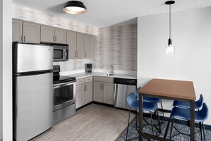 Full-size fridge, microwave, stovetop, dishwasher