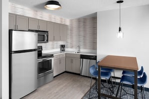 Full-size fridge, microwave, stovetop, dishwasher