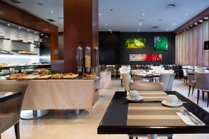 Colazione a buffet, servita tutte le mattine (9 EUR a persona) 