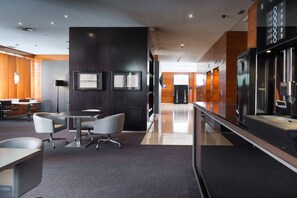 Bar-salon dans le hall