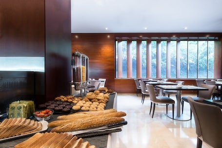 Daily buffet breakfast (EUR 9 per person). Hotel Exe Cuenca