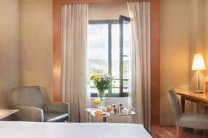 Minibar, in-room safe, laptop workspace, soundproofing - Hotel Exe Cuenca (Cuenca)